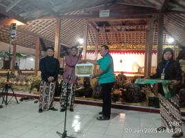 PPKG Serahkan Bantuan Penyelenggaraan Bersih Desa Kalurahan Grogol